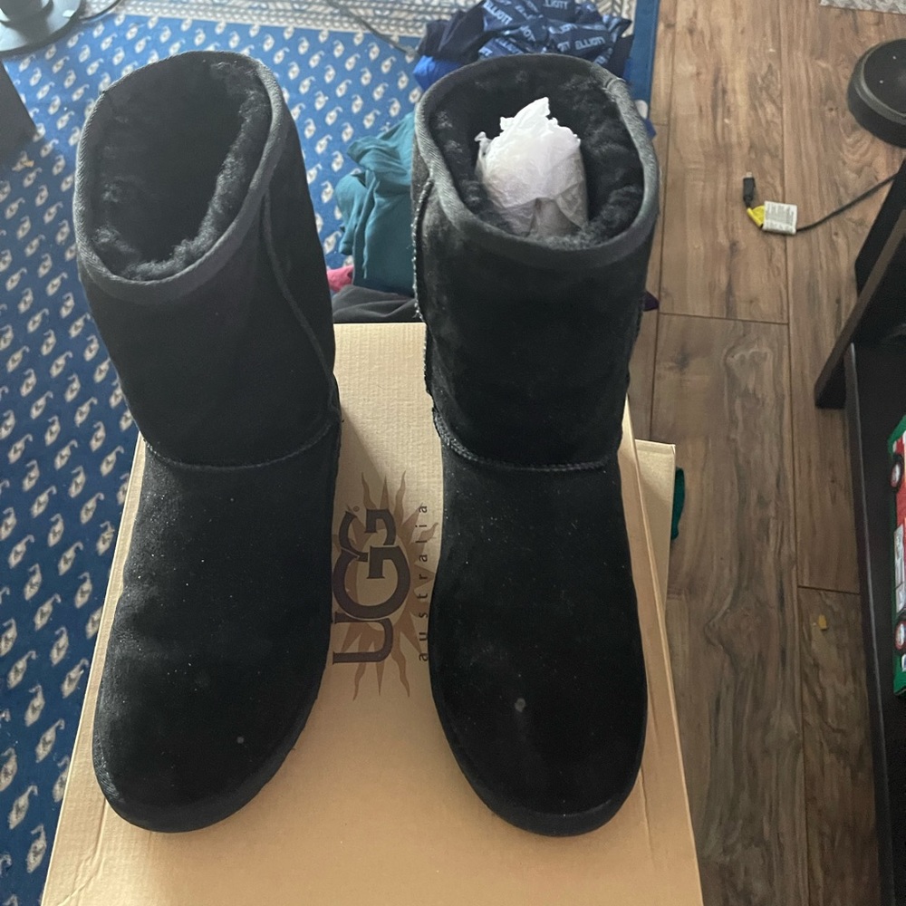 UGG CLASSIC SHORT MENS BLACK